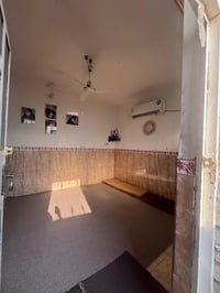 بيت مساحته 100 متر عگادة طابو صرف  غرفة صالة برانية مطبخ حمام2 ومناور ...