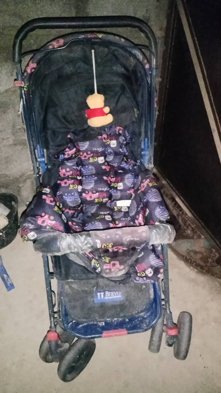 عربانة طفل نضيفه وجديده والله مستخدمه شي قليل ومتروكه علئ وضعها وبسعر مناسب *********** هذا الرقم بيه وتساب
