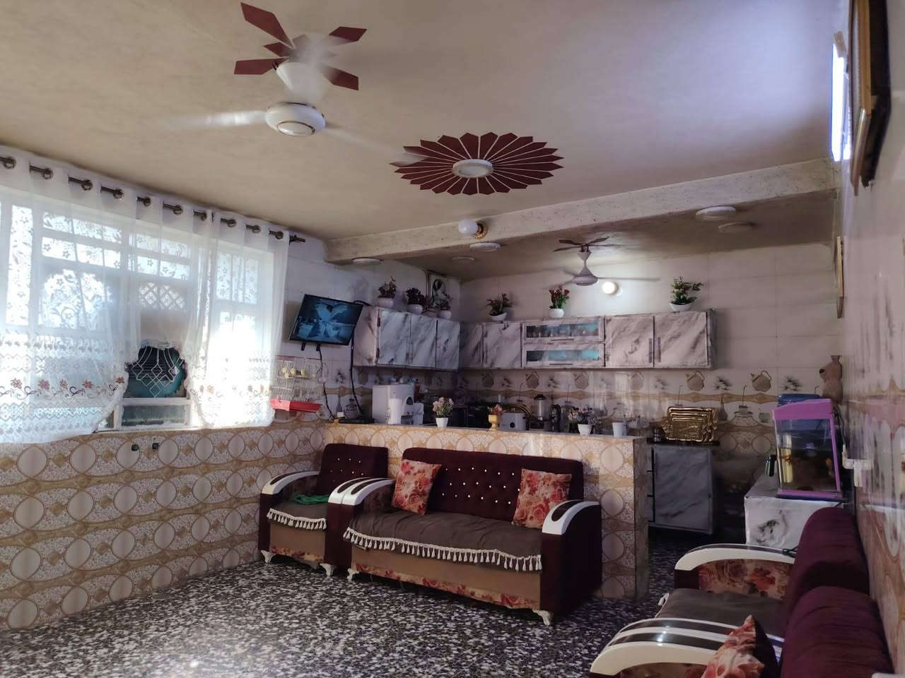السلام عليكم بيت للبيع مساحه البيت 400 مع بيت خارجي معزول طابع ثاني غرفه نوم ومطبخ وحمام والبيت الثاني 5 غرف نوم وصالة ومطبخ حار وبارد وحمام عدد 3  العنوان الجعاره شارع السجاد للاستفسار الاتصال على الرقم التالي ***********
