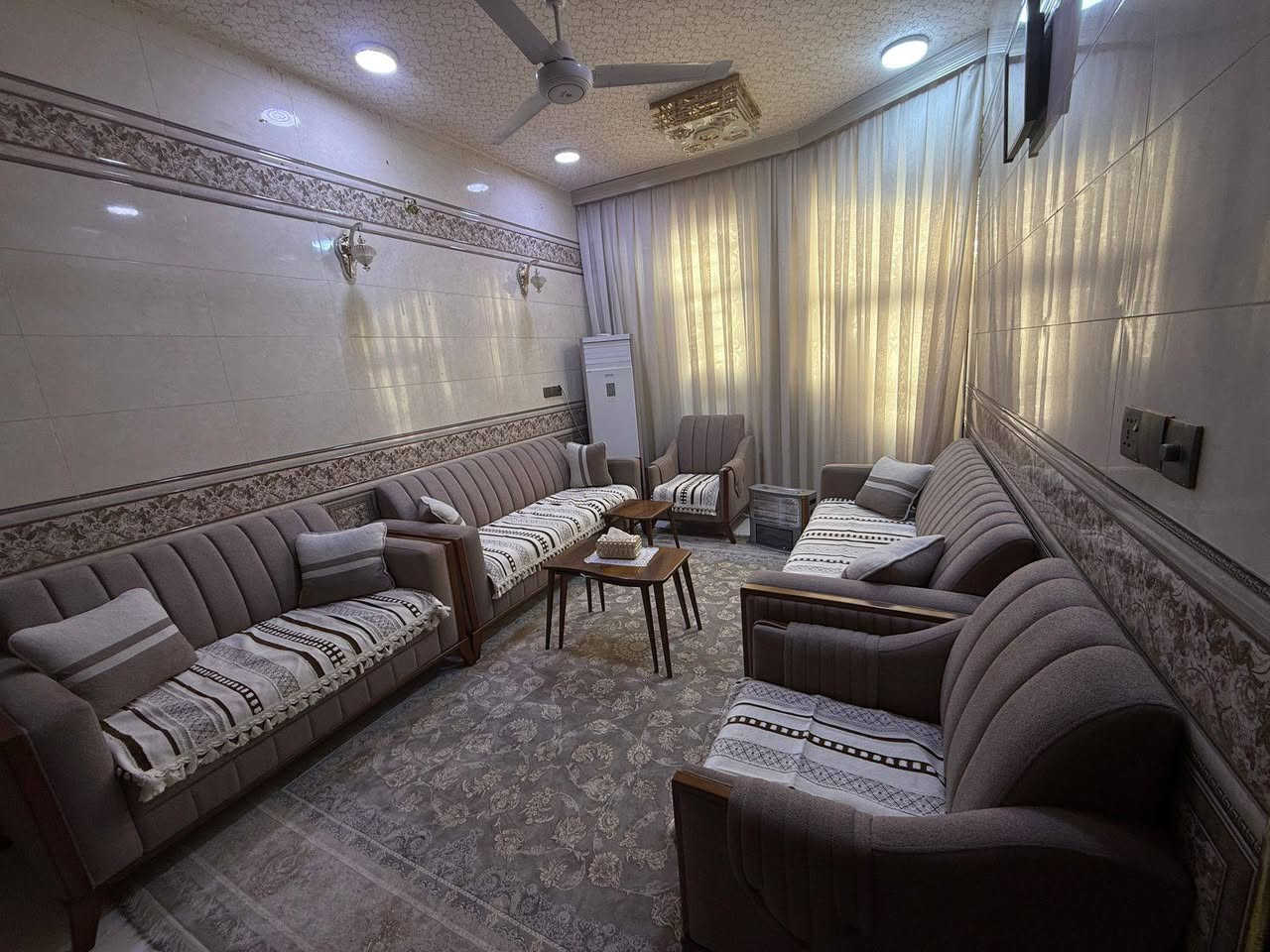 السلام عليكم مكلف بالنشر بيت طابو صرف المساحه 100متر واجهة 5 ونزال 20 طابقين الطابق الارضي غرفه وكلدور ومطبخ واستقبال الطابق الثاني غرفه وكلدور صحيات داخليه وخارجيه مع سقيفه خارجيه كراج سياره موقع البيت كلش حلو يبعد عن شارع 100العام تقريب 100متر والبيت شارعه 30 متر قرب الاستداره الثانيه من مدخل شارع حله كربلاء السعر 115 بي مجال بسيط رقم صاحب الدار *********** اتصال او واتساب
