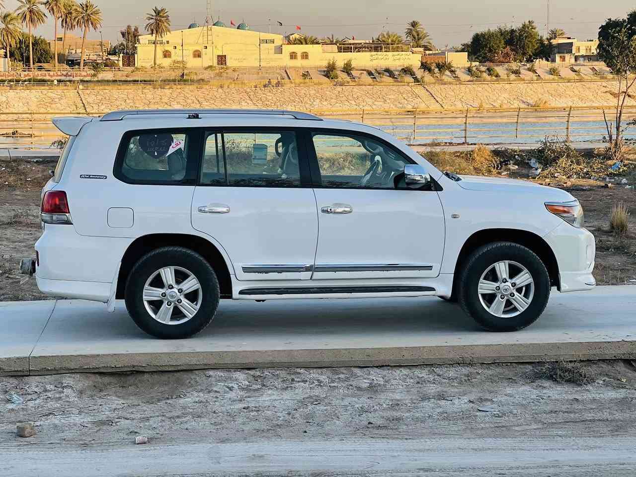 سلام عليكم ! السعر 278 وبيه مجال 
كفاله عامه سياره 
لاندكروز 2009 رقم بغداد جديد وهزه جديده ب اسمي 
كير محرك مامفتوح ع شركه 

فول مواصفات 1/1 
بصمه
فتحه سقف 
شاشه جبيره 
تحكمات ستيرن 
تشغيل عن بعد 
دفدي بلا سقف 
7 راكب 
3قطع تبريد 
تخم تاير جديد
تبريد ثلج 
مكاني بابل 
للتواصل ‭٠٧٧٥ ٩٢٥ ٩٦٥٨‬
