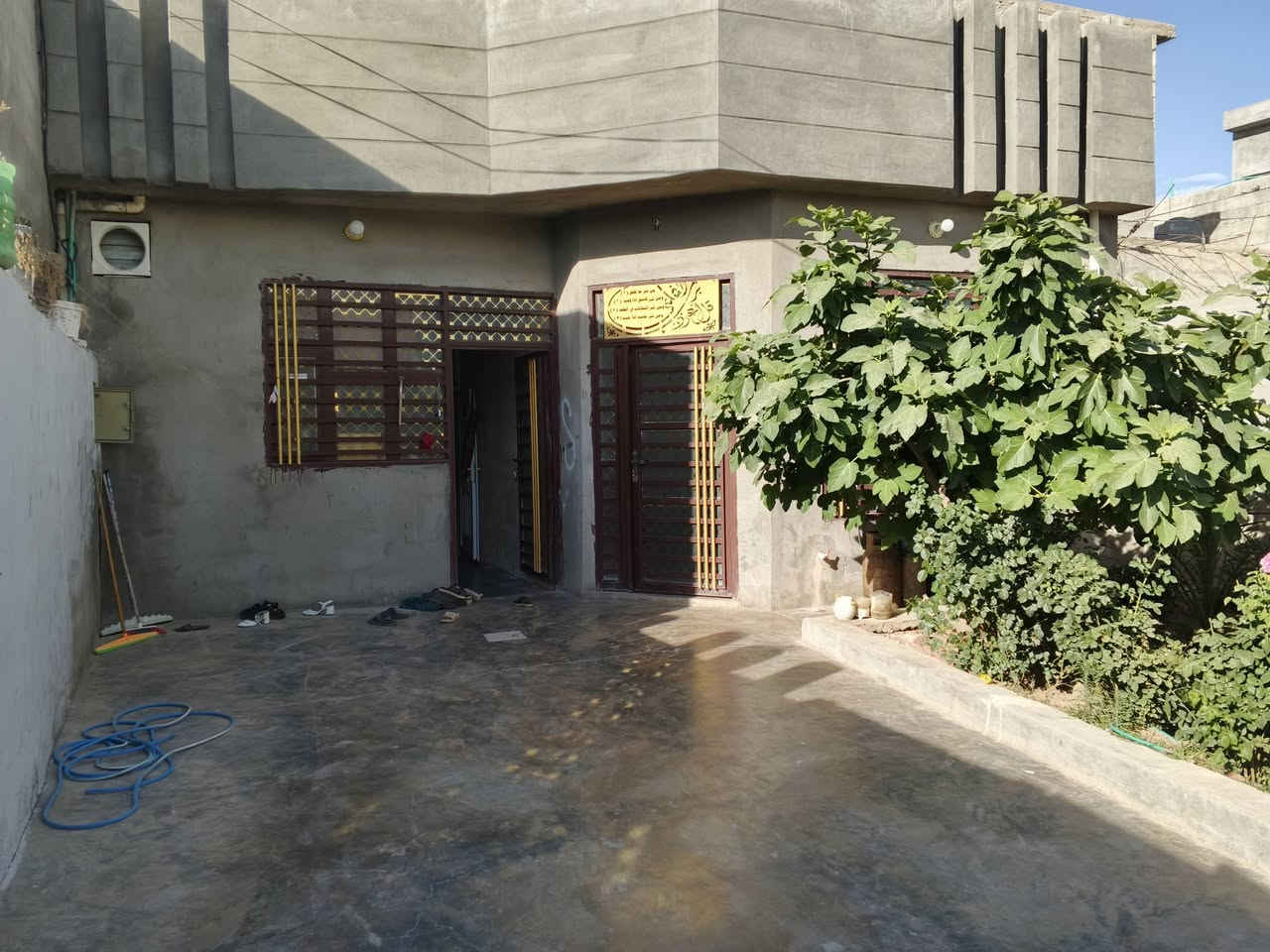 دار للبيع 
الموقع حي الشرطة مساحة 200 متر نوع العقار زراعي خلف بيت خالد الشاطي يحتوي على غرفتين نوم وصاله وحمام داخلي ومطبخ واستقبال وحديقة وكراج سيارة خدمات كاملة السعر 65 الاتصال بالرقم 
***********
