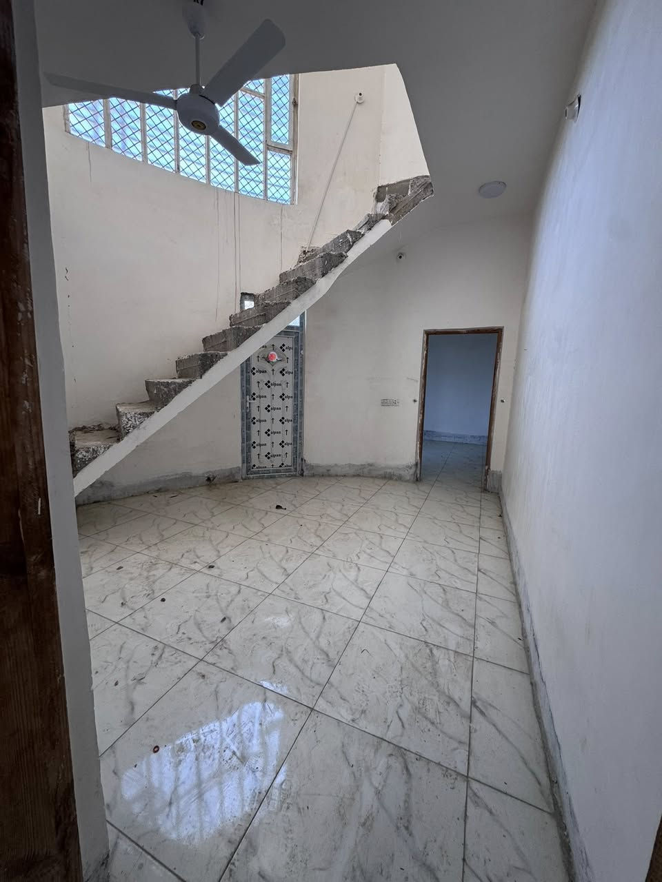 السلام عليكم من رخصة الادمن المحترم عندي مشتمل بحصن جعفر يم دائرة الكهرباء الجديده بصف ملعب عادل وطني مساحه ١٠٠ متر البيت بناء جديد وحلو حيل يتكون من غرفة نوم وصاله ومجمع صحيات داخلي وخارجي وغرفت خطار ومطبخ ومنور محزم سيراميك رايده ب٧٧مليون علمن البيت حر ممطلوب تحويل مباشر للستفسار رقمي ***********
