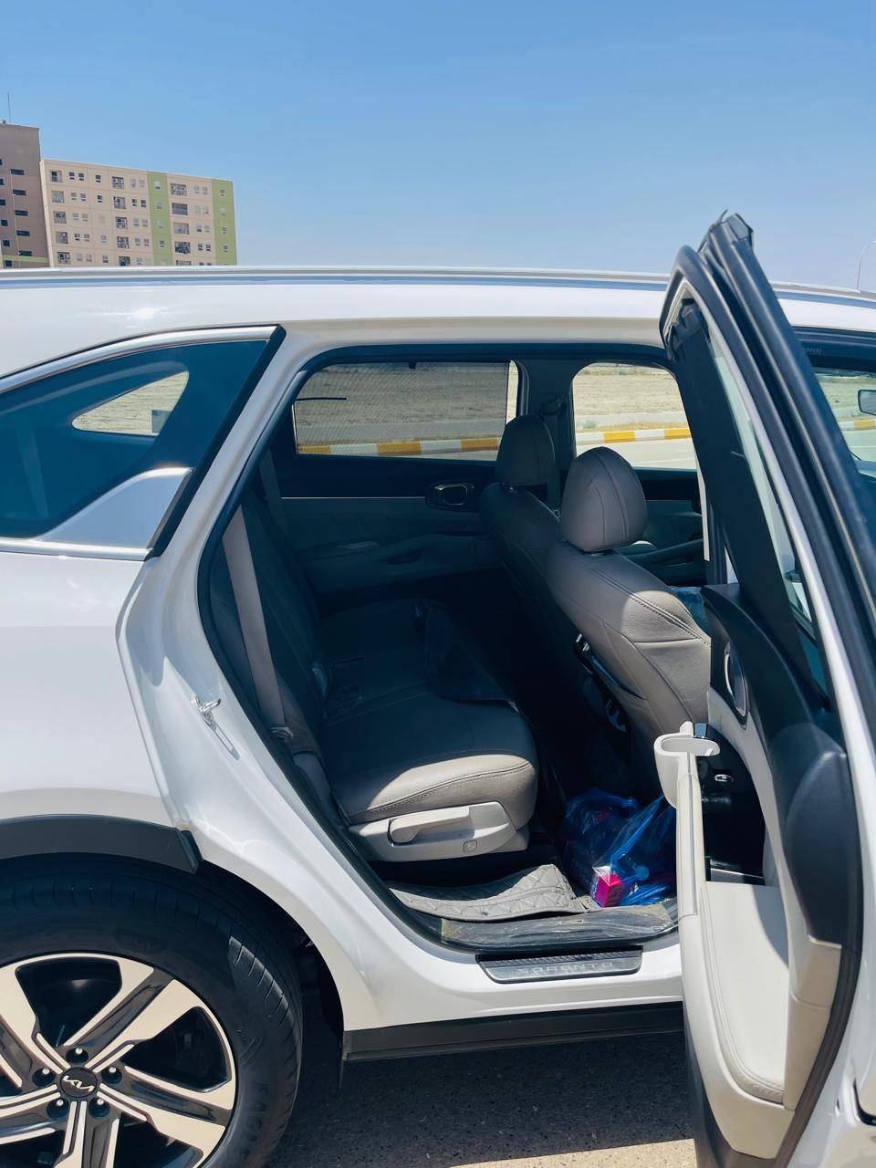 سورنتو خليجي موديل 22 نص فول 3وضعيات قياده كشنات مخمل سبعه راكب 3قطع تبريد رقم شمالي محركV4 2500 بيهه جوه الرقم الخلفي قطعت صبغ السعر خاص *********** والمواصفات الباقيه معروفه
