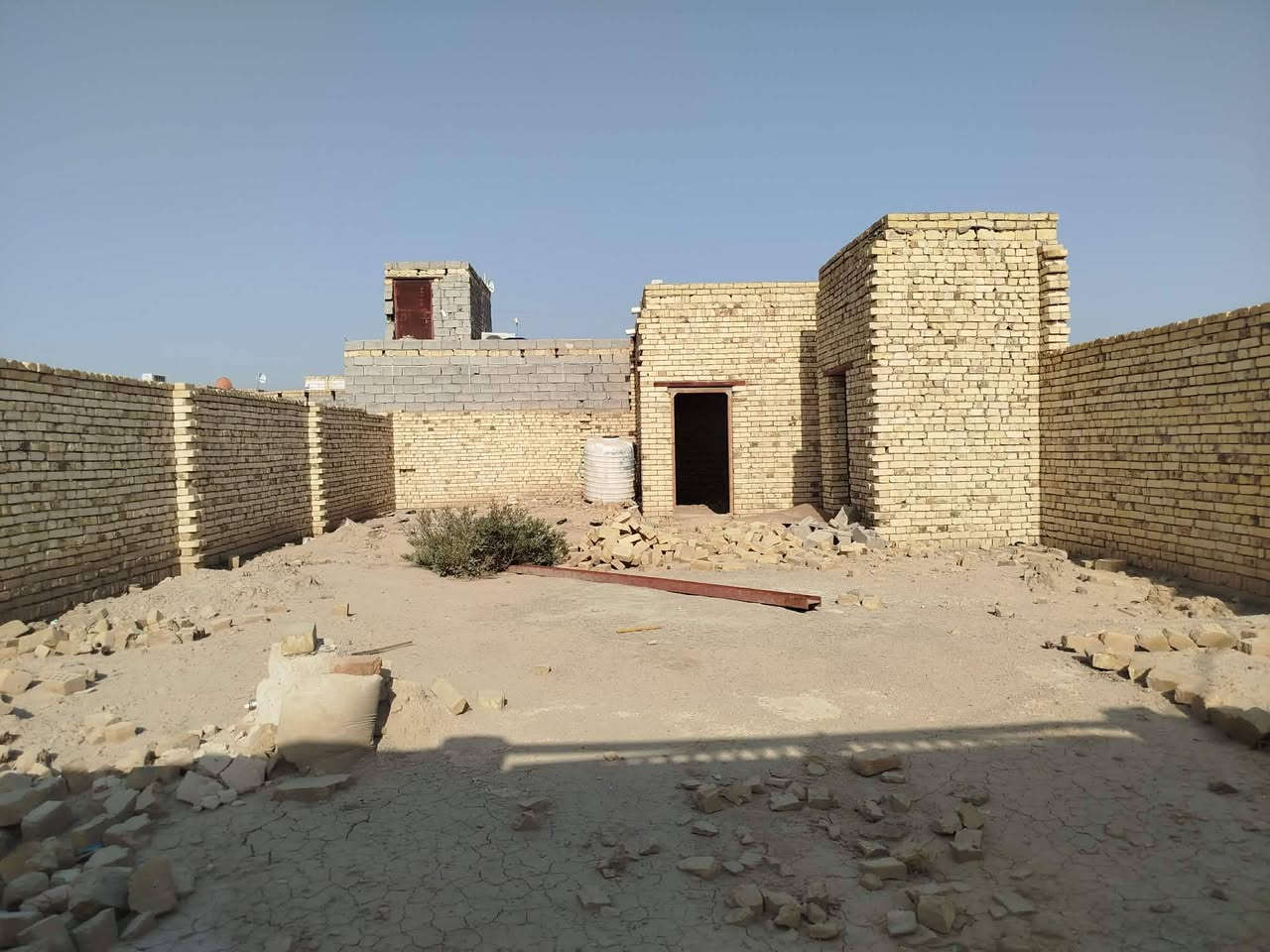 سلام عليكم ورحمة الله وبركاته هيكل للبيع200 متر مبني كله طابوك قضاء الشطره حي فدك مقابيل ابو رعد ابو سيراميك مسافه عن الشارع سعره 23 وبي مجال للتفاوض أكثر مراسله الرقم او الاتصال عليه *********** مكانه قضاء الشطره
