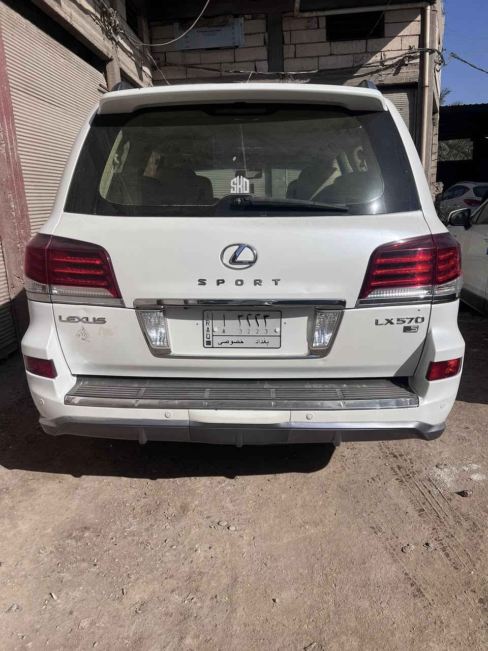 السلام عليكم ورحمة الله وبركاته لاكزز للبيع موديل 2012 رقم بغداد مميز وشرط تحويل ثاني يوم مكفولة كفالة عامه عدا بيها بارد مأشره بالصوره فقط لا غيره السعر 420$ وبيها مجال 
الاستفسار الاتصال/ ‭0781 127 7274‬
مكان السيارة الحله شارع 40
