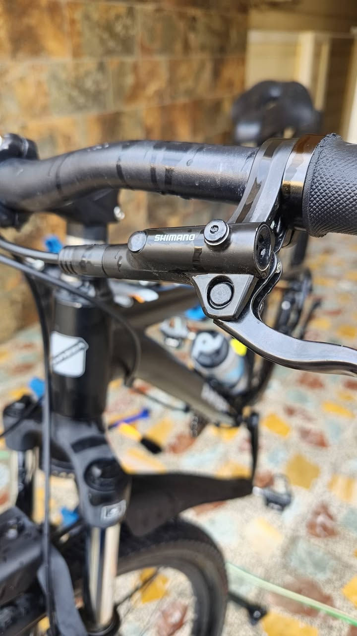 السلام عليكم
اخوان بايسكل يونيفيكا امريكي اصلي تعال و اتأكد منه بنفسك البايسكل ضايفله كشن و جاملغ مال طين امامي و خلفي و بريكات هايدروليك شيمانو اصلي و قاعدة مال مطارة و مبدل المكينة مالته البايسكل دبلات شغاله ممتازة و بريكات همين شغالة و قبل اسبوعين شديت البريكات هذني و الكشن مريح جداً البايسكل محافظ عليه كلش و نظافته اخو الجديد حجم الويل 29 يجي ب 8 نمر خلفيه و نمرة وحدة اماميه البايسكل طالع بيه للكاظم و للمتنبي و للزوراء و جدا مريح و حلو بالسياقة الغراض اللي اشدهن عليه كلهن اصليات مابيه اي شي صيني او نوعيه رديئة كله اصلي و مثل ما واضح بالصور لونه اسود و شكله كلش حلو صارله يمي سنة بالضبط
السعر 350الف و بيه مجال بسيط جداً
للأستفسار متوفر على الواتساب فقط ***********
و شكراً
