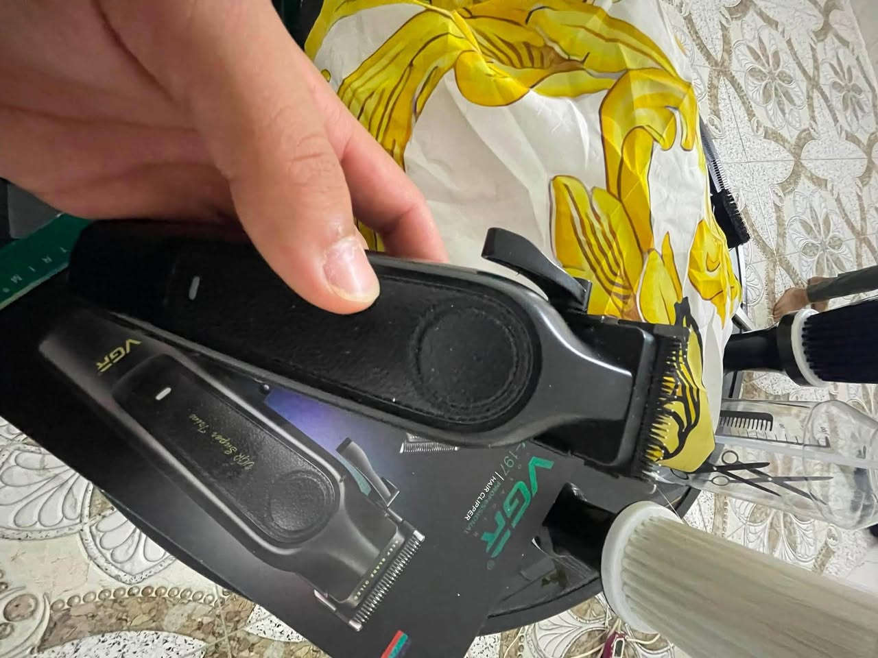 السلام عليكم 
عده حلاقه كامله للبيع
مكينه حلاقه كبيرهVGR
مكينه صفر وتحديد VGR
مقص✂️ 
نمر عدد6 لكل القياسات
كيبل شحن للمكينه
فرجه تنظيف المكينه 
فرجه تنظيف الرقبه 2
بخاخ ماي
فوطه روب حلاقه 

للتواصل خاص 
او ع رقم ***********وبي واتساب
