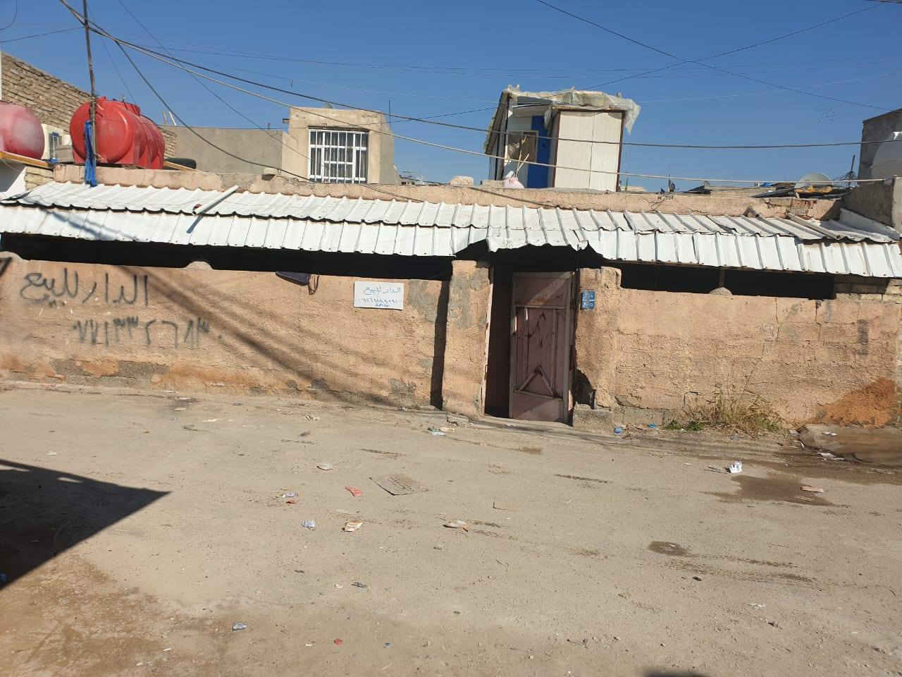 بيت تجاوز في حي الامانة قرب مجسر المهندسين الجديد قرب تقاطع الداخل للبيع المساحة ١٤٠ الواجهة ١٠ النزال ١٤ ونص يحتوي على غرفتين وحمام ومرافق وهول ومطبخ وترك كبير يصلح ان يكون غرفة البيت سقف  سندويش عدا المطبخ والهول عكاده تحتاج ترميم البيت بناء طابوق مجاري رئيسى ميزانية كهرباء الشارع تبليط للاستفسار ***********  ابو فاطمه يرهم ابيع نص من البيت
