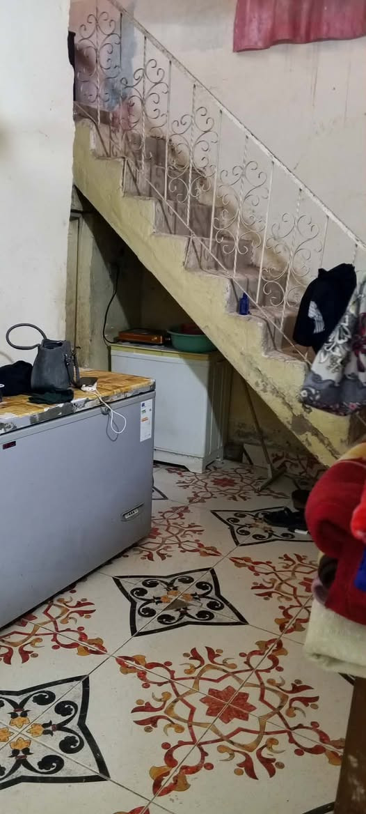 بيت 100 متر حي الحكيم بنزلة حي الصناعي 50متر عن الشارع العام سقف عكادة ارضية سيراميت متكون من استتقبال وهول ومطبخ وغرفة وطابق ثاني متكون من هول وغرفة بناء بلوك استفسار الاتصال ***********
