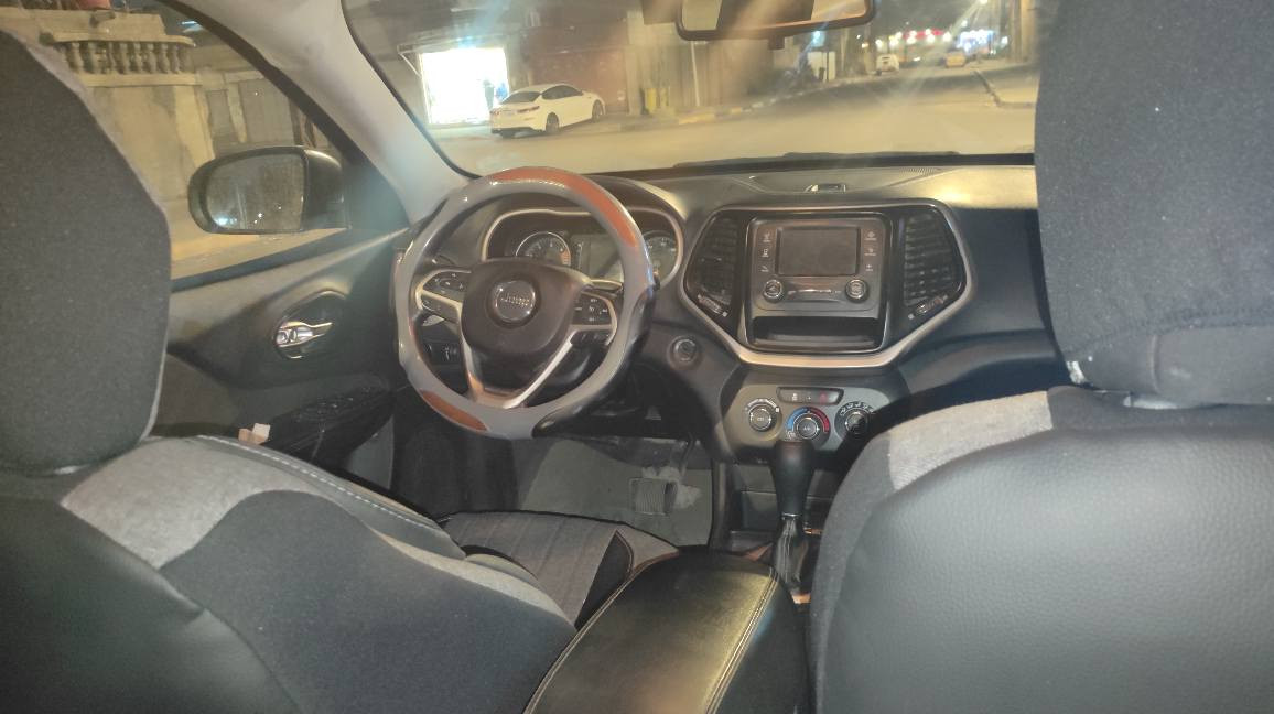 جيب شيروكي بزون 2016 للبيع، سيارة كفالة كير ومحرك، حجم المحرك 2400cc اقتصادي، سنوية 2029 ،السيارة بيها بس باب السايق مبدل بباب مطابق،بيها زلوغ ودحجات بسيطة والسونار مرفق بالصور، السيارة استخدام بيت وماشية 157km ، 
رايدها ب 115 وبيها مجال بسيط
المكان البصرة القبلة حي الجامعة
*********** البصرة, العراق
