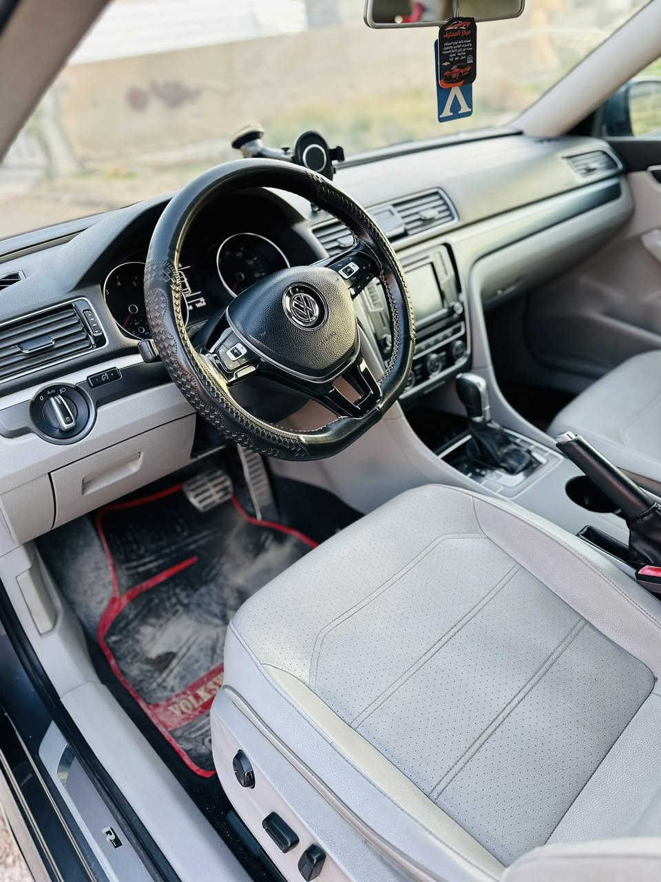 السلام عليكم من رخصة الادمن فولكسفاغن باسات 2018 RLien مواصفاتهة معروفه كشنات أمامية تدفئة تحكمات ستيرن 
حساسات خلفي أمامي
وبالمري الجانبي ايضا
مكينه وكير مكفول
حجم المكينة/2000 تيربو 
الصبغ اربع قطع 
ماشية 106 ميل
السعر/ 115 قابل للتفاوض
رقم الهاتف/***********
