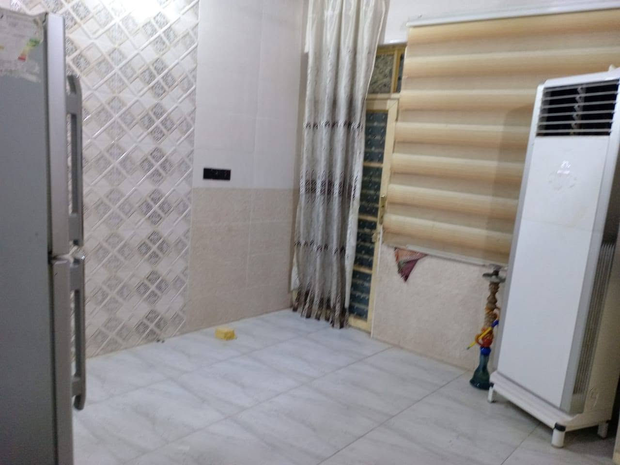 سلام عليكم
بيت 152متر للبيع
البيت كامل جاهز يحتوي ٢غرف نوم وصاله وديوانيه ومطبخ حار وبارد وحمام داخلي وصحيات خارجيه العنوان العماره حي السلام مقابيل جسرالحولي علمآ ان المنطقه كاملة الخدمات تبليط.مجاري كهرباء ورصيف.... رقم التليفون ***********
