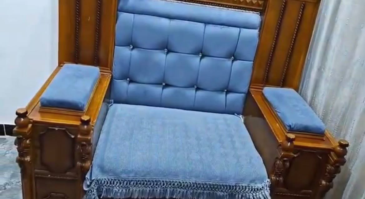 ديوان زان خشب اصلي 12 مقعد مستخدم اقل السنه مع أربع طبقات وكوشات والمكان حي القاهرة صليخ وللاستفسار وهذا رقم أهل الدار ***********
