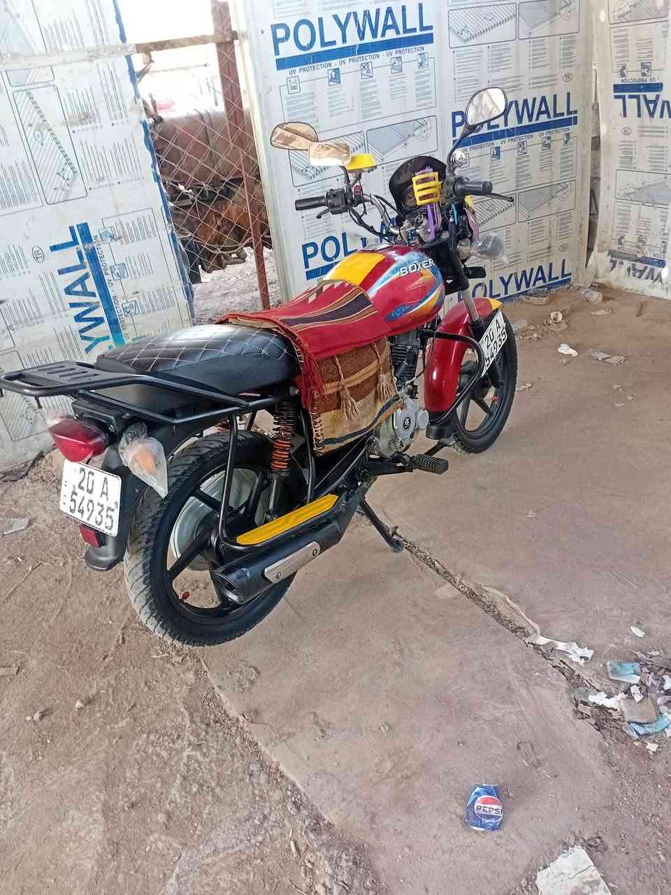 السلام عليكم دراجه بوكسر موديل 20 نضيفه ما مفتوحه كفاله عامه مرقمه لوحات انكليزي كامله تحويل مباشرة اي نقص مابيها دراجه خير من الله مال جناي تاخذها تترحملي السعر 1900 وبيها مجال خاص ما موجود رقم *********** اتصل مكاني  فلكة الامين شارع الديري
