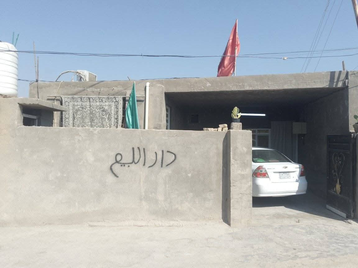 يالله سلام عليكم دار للبيع بغداد المدائن حي الشهداء حي الزلك الدار ركن مساحه ١٥٠ متر يتكون من غرفة نوم وصاله استقبال مطبخ صحيات داخلية خارجيه كراج سياره علماً السقف عكاده خدمات كامله تبليط كهرباء ماء زراعي 117السعر ٤٥ وبي مجال للاستفسار ***********
