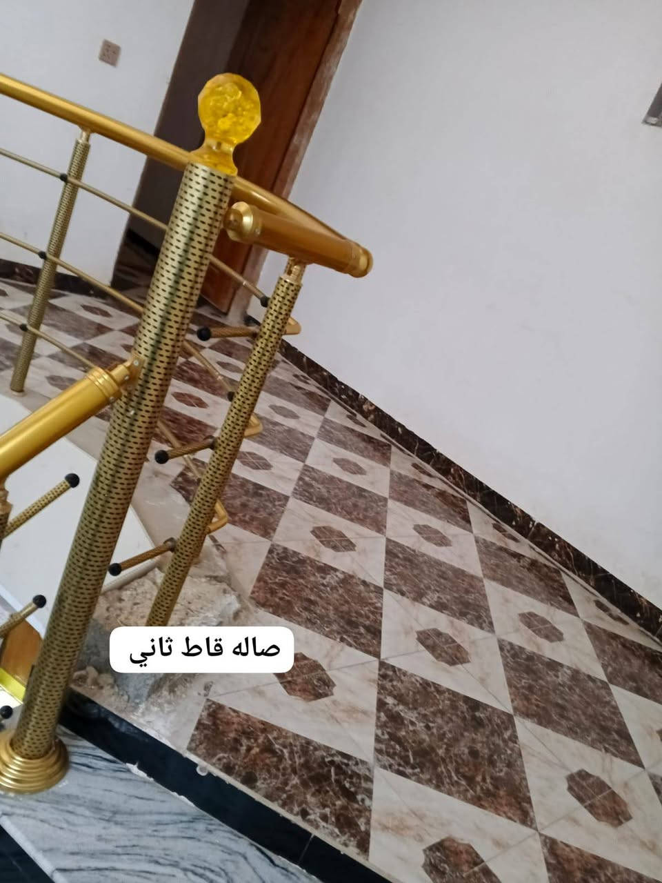عيوني بيت فى حي الجامعه خلف شارع خمسين.مساحه ١٢٥.قاطين بناء حلو وحديث بورسلين ارضيه وجدران سيراميك.مطبخ حار وبارد واستقبال وصاله وغرفه وحمام.ومنور وحمام.قاط ثاني غرفتين  ومطبخ.وحمامين.وسطحين. نزال ٢٠واجهه ٦وربع شغل جناي بناء الطابق الاول سنة ٢٠١٨ والطابق الثاني ٢٠٢٢ كل هلجماليه  والتفاصيل بسعر فقط ١٢٠مليون الاتصال ***********
