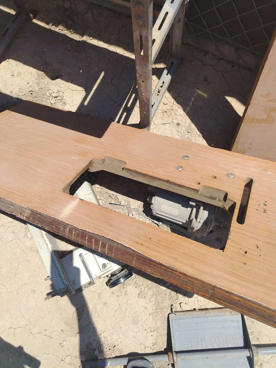 ٣ ميز قديم ابرذر واحد منهن بي ماطور واثنين مكاين تيوتا قديمات ومكينه يومياته صيني بيضه بس راس اليحب يراسلني واتساب *********** رقمي بس واتساب بي المكاين التويوتا وحده تشتغل وحده عاطله مكاني ديوانيه وعندي ١٥ مكينه فراشه كلهن شغالات على الفحص ينباعن كلهن
