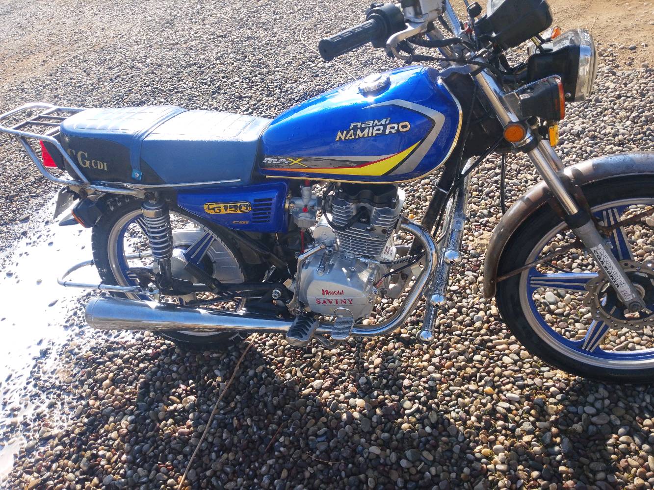 دراجة نارية CG150 موديل 2020 بحالة جيدة جدًا. لونها أزرق مع تفاصيل جمالية باللون الأصفر. تحتوي على نظام تشغيل كهربائي وموتور قوي يوفر أداء ممتاز. التصميم مريح مع مقعد مناسب للرحلات الطويلة. تم صيانتها بانتظام ولا تحتاج إلى أي تصليحات حالية.