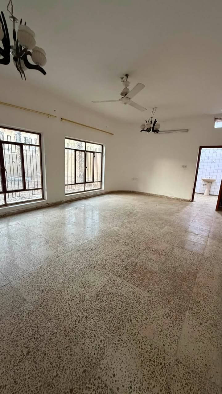 للايجار بيت
في حي الضباط 
مقابيل باب الطوارئ 
يحتوي على ٣ غرف نوم طابقين 
مساحة 400متر 
بدل الايجار 700 وبي مجال 
للاستفسار  
***********
