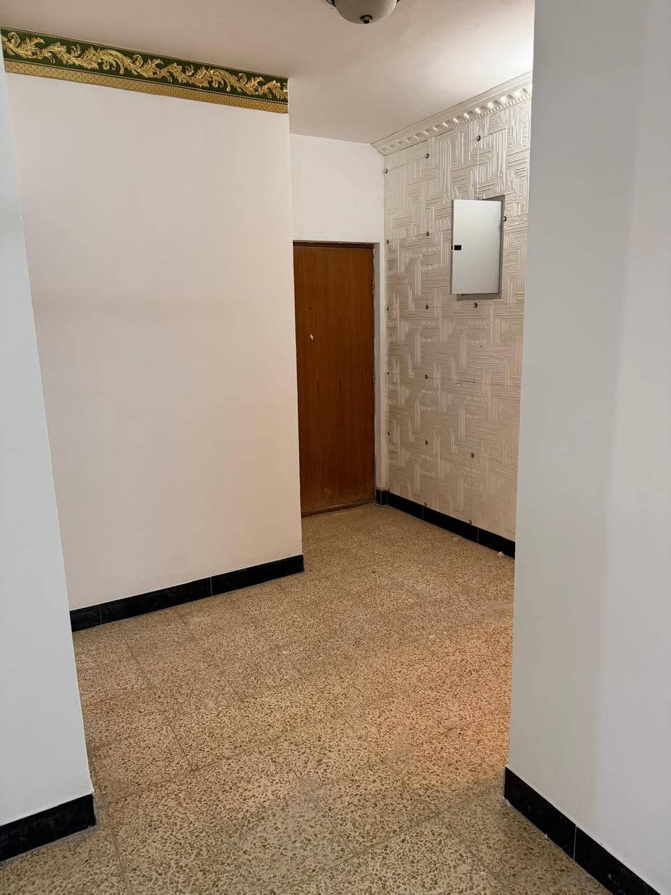 سلام عليكم شقه للبيع بحي الزيتون مساحته 165 بي غرفتين وصحيات ثنين وكيزرات ثنين ومكيفات ثنين ومراوح ويا للعلم هذني كلهن هديه وي البيت بناء 2021 المكان الديوانيه رقم الهاتف ***********
