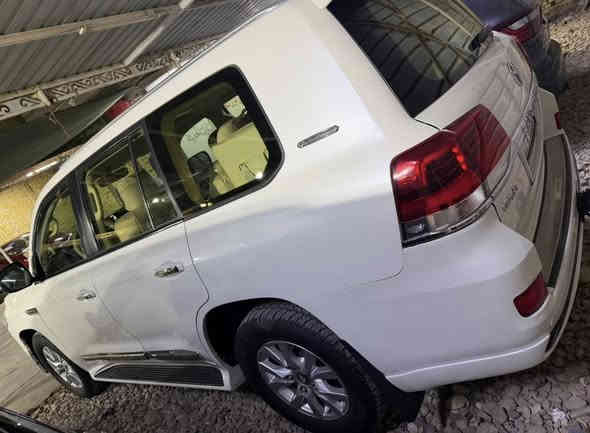 السلام عليكم للبيع تيوتا لاندكروز  2017 شركة جيهان مكفولة كفالة عامة رقم بغداد مميز باسمي بيع او امراوس بلاندكروز من موديل 22الى 25 ماشية 140 السعر 540 مع الرقم المميز مكان السيارة ذي قار قضاء الرفاعي ***********/***********
