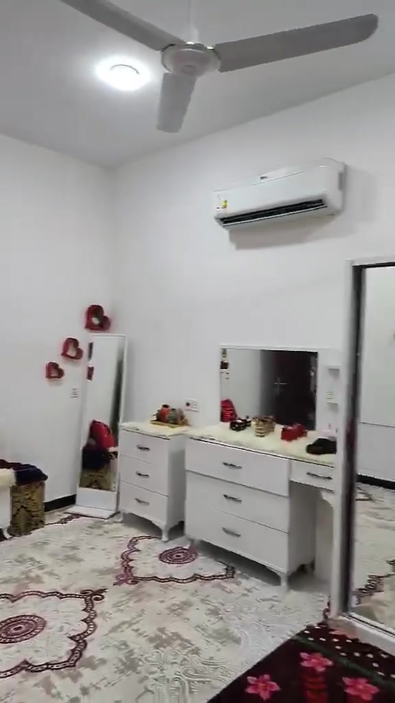 السلام عليكم بيت 200متر عقد 25قرار محكمه  خلف قصر مصطفي خان يتكون من غرفتين وصاله واستقبال ومطبخ  السعر 120ورهم مروس مع مساحه 700متر إلى نصف دونم مع بيت في الحسنيه
السلام عليكم بيت 200متر عقد 25قرار محكمه  خلف قصر مصطفي خان يتكون من غرفتين وصاله واستقبال ومطبخ  السعر 120ورهم مروس مع مساحه 700متر إلى نصف دونم مع بيت في الحسنيه***********
