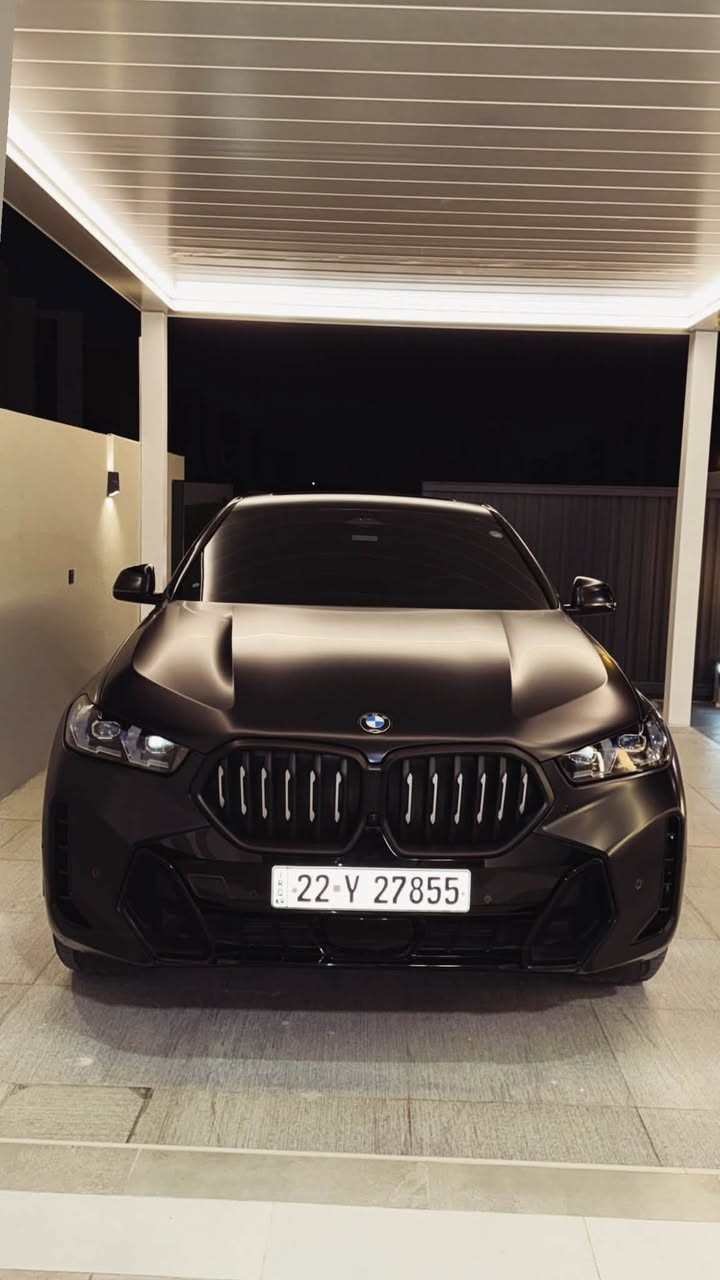 BMW X6 2025 M Sport 🔥
● وارد أمريكي 🇺🇸
 ● Clean Title ✅
 ● بدون أي حادث حتى الدعامات  ***********"
 ● الممشى: 39,000 Mile
 ● مغلفة PPF Matte لحماية البدي بالكامل
المواصفات:
 ● محرك 3.0 لتر تيربو 6 سلندر مع نظام 48V Mild Hybrid
 ● قوة 375 حصان
 ● جير أوتوماتيك 8 سرعات
 ● نظام دفع رباعي xDrive
 ● أوضاع القيادة: ECO PRO – COMFORT – SPORT – SPORT PLUS
 ● تشغيل المحرك عن بُعد (Remote Start)
 ● دخول وتشغيل بدون مفتاح (Comfort Access)
 ● تبريد وتدفئة للمقاعد الأمامية
 ● نظام MAX A/C للتبريد السريع
 ● تدفئة المقود
 ● مقاعد كهربائية مع ذاكرة
 ● سقف بانوراما
 ● شاشة BMW Curved Display
 ● Apple CarPlay وAndroid Auto لاسلكياً
 ● شاحن لاسلكي
 ● 5 كاميرات مع كاميرا 360°
 ● كاميرا تعرض الطريق والتقاطعات على الشاشة
 ● مساعد الاصطفاف الذكي (Parking Assistant)
 ● مساعد الرجوع للخلف (Reversing Assistant)
 ● شاشة Head-Up Display
 ● مثبت سرعة متكيف
 ● مراقبة النقطة العمياء
 ● المحافظة على المسار
 ● نظام الكبح التلقائي
 ● إضاءة داخلية متعددة الألوان (Ambient Lighting)
 ● إضاءة ترحيبية خارجية (Welcome Light Carpet)
 ● مصابيح أمامية ذكية Adaptive LED تتحرك يميناً ويساراً مع حركة المقود
 ● التحكم بالإيماءات (Gesture Control) لرفع وخفض الصوت بحركة الإصبع
 ● باب خلفي كهربائي
 ● نظام صوت Harman Kardon
السيارة بحالة ممتازة وجاهزة للفحص بأي مكان.
السعر: 68,500$

📞 ***********
