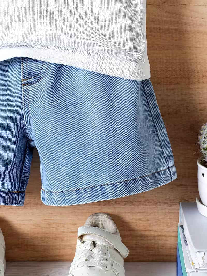 ✨ جديـــــدنا وصــــل ✨
طقم أولادي كاجوال (قطعتين)
طقم أنيق يجمع بين المرح والشياكة، الخيار المثالي لخروجات الربيع والصيف. 👕☀️
التفاصيل والخامة:
 * القميص: بولو أبيض بخامة "بيكيه" باردة وعالية الجودة، تسمح بمرور الهواء وتوفر راحة تامة للطفل.
 * الشورت: جينز أزرق فاتح "دينيم ناعم" مع خصر مطاطي مرن لسهولة الحركة واللبس.
📏 المقاسات: من 4 سنوات إلى 7 سنوات.
💰 السعر بالعملة القديمة: 3500
💰 السعر بالعملة السعودي 22

للحجز/772214645
رابط مجتمعنا واتس 
https://chat.whatsapp.com/BiwH683Ra7O5f1dO5w75uN
رابط قناة واتس 
https://whatsapp.com/channel/0029Vb7c14l0LKZ9sPEY9m0G


**إذا كنت صاحب هذا الإعلان وتريد حذفه لأي سبب، رجاءا أرسل رسالة إلى الدعم الفني**