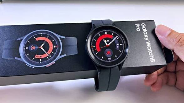 السلام عليكم تُظهر الصورة ساعة Samsung Galaxy Watch 5 Pro الذكية، وهي الإصدار الأكثر متانة وقوة في سلسلة Watch 5 من سامسونج.
تتميز هذه الساعة بعدة مواصفات تقنية وتصميمية بارزة:
أبرز المواصفات والتصميم
الهيكل والمواد: تأتي الساعة بهيكل قوي مصنوع من التيتانيوم، مع شاشة محمية بزجاج الياقوت الكريستالي (Sapphire Crystal) الذي يوفر مقاومة عالية للخدوش والصدمات.
الحجم والشاشة: تتوفر بحجم 45 ملم، وتتميز بشاشة Super AMOLED واضحة.
البطارية: تحتوي على أكبر بطارية في سلسلة ساعات سامسونج القابلة للارتداء لضمان أداء طويل الأمد أثناء المغامرات. 
الميزات الرياضية والصحية
تتبع المسارات (GPS): تدعم ميزة تتبع المسار استيراد ملفات بتنسيق GPX، مما يتيح للمستخدمين مزامنة مسارات التمارين من هواتفهم الذكية مباشرة إلى الساعة.
المستشعرات الصحية: مزودة بمستشعر Samsung BioActive الذي يجمع بين ثلاثة مستشعرات صحية: مستشعر معدل ضربات القلب البصري، ومستشعر القلب الكهربائي، ومستشعر تحليل المعاوقة الكهربائية الحيوية.
المقاومة: الساعة مقاومة للماء والغبار بمعيار IP68، وهي قادرة على تحمل ضغط الماء حتى عمق 50 متراً (وفقاً للمعيار ISO 22810:2010)، لكنها غير مخصصة للغوص.


**إذا كنت صاحب هذا الإعلان وتريد حذفه لأي سبب، رجاءا أرسل رسالة إلى الدعم الفني**