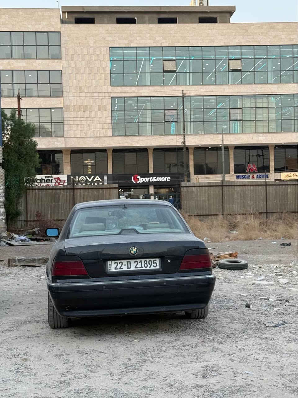 السلام عليكم bmw 
حجم ٧٢٨
 موديل ١٩٩٨
رقم دولي جديد 
تحويل شرط
مواصفات 
كشن كهرباء سايق وبصفه 
هيتر كشن امامي
تبريد شغال 
لايت عالي زينون 
غرفتها السياره مقبوله 
محرك وكير جدد بيها مكفولات 
حداديه ٧٥٪؜ و اعلى من هيج
تايرات ٨٠٪؜ نضيفات 
كهربائيات السياره و ضفيرتها كلش حلوه ماكو لعب ولا جطلات 
للبيع السياره مكاني بنوك او صبح تواجدي بل كراده خارج 
سعرها ٦٣ ورقه بيها مجال بسيط 
*********** بغداد, العراق
