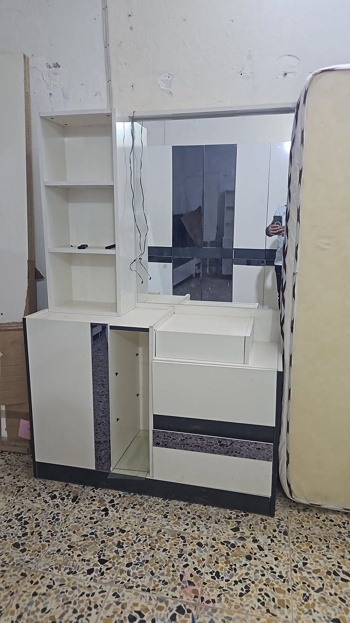 مرحبا اشتري وابيع كافة الأثاث المنزلي المستخدم النضيف واتس ***********
