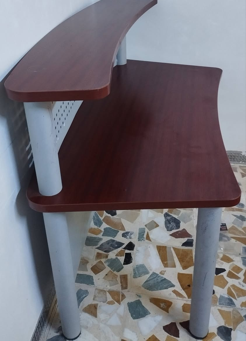 ميز دراسي ويرهم مال استعلامات كلش نضيف السعر 90 وبي مجال بسيط رقم الهاتف ***********
