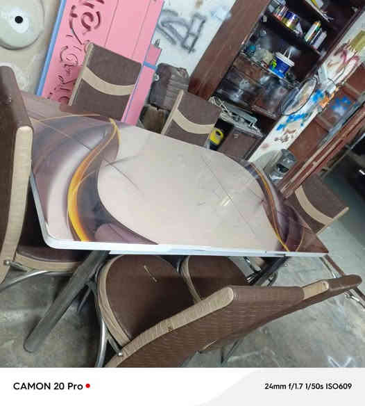 ميز طعام للبيع نظيف ست كراسي وياه للاستفسار هذا الرقم في واتساب ***********
