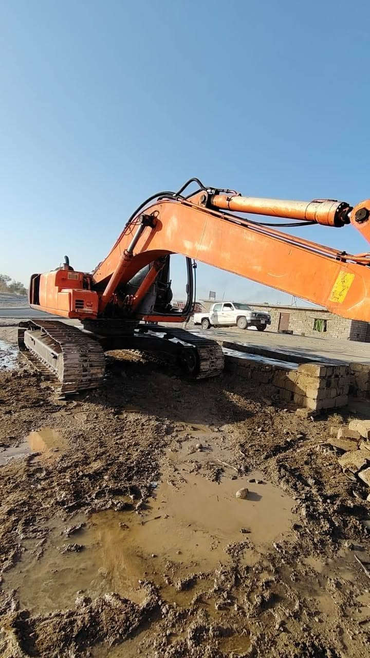 حفاره فيات هيتاشي
حجم 215
منفيس دهوك 
مضخه محرك معمرات جدد 
رگه جبيره 
السعر 185بيه مجال 
الإتصال ***********
