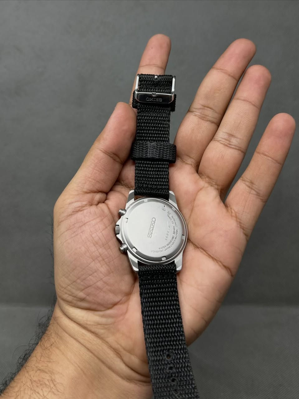 ساعة رجالي من Seiko Chronograph SND399P1 اليابانية الأصلية. تمتاز الساعة بتصميمها العسكري التكتيكي والرياضي المتين، وتُعرف بدقتها العالية ومظهرها الأنيق المخصص للمغامرات والأنشطة الخارجية.
رقم الموديل : 7T92-0DX0
رقم الساعة : 360010
التشغيل : كوارتز ياباني فائق الدقة (مكينة حركة 7T92).
المادة : مصنوع من الفولاذ المقاوم للصدأ (Stainless Steel) مع مظهر مطفي كلاسيكي.
اللون : فضي
المينا :  تحتوي الساعة على ثلاثة أقراص داخلية موزعة عمودياً لتشغيل وظيفة الكرونوغراف (مؤقت التوقيت):  وعقارب مضيئة بتقنية لوميبرايت (Lumibrite) للرؤية الليلية، وإطار خارجي يحمل مؤشرات البوصلة الجغرافية لتحديد الاتجاهات. 
القطر : 40 ملم
الزجاج : زجاج الحماية المقاوم للخدش (Hardlex Crystal)
مقاومة للماء : تصل إلى عمق 100 متر (100M)، مما يجعلها مناسبة للسباحة والأنشطة المائية السطحية.

=======================================
تتوفر خدمة توصيل لكافة انحاء العراق 5 الاف دینار  🚛


**إذا كنت صاحب هذا الإعلان وتريد حذفه لأي سبب، رجاءا أرسل رسالة إلى الدعم الفني**