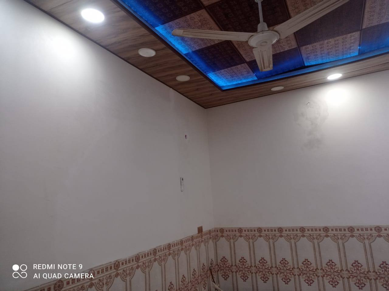 السلام عليكم البيت المساحه 100 متر يحتوي على غرفتين وصاله ومطبخ وبراني وحمام تواليت داخلي وحمام تواليه خارجي ومكشوفات اثنين الارضيه صبرا باط والبنيان بلوج قلاب البيت جديد  🏡  هذا رقم التليفون بي واتساب*********** النجف, العراق
