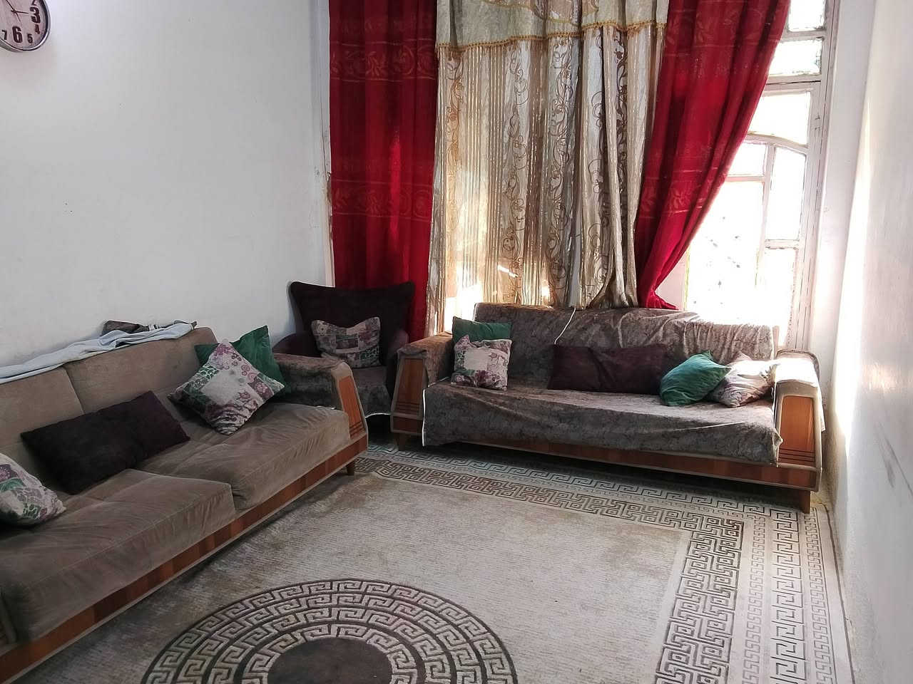 السلام عليكم  
عندي قنفات 2 اكبر 2 اصغر  مستعمل البيع تركي العدد المقاعد 6 
القنفه الكبر تنفتح لتصير جرباريه ام نفرين 
النضافه 70الى 75 بل ميه مكان سكلات 
السعر 400 الف 
الرقم *********** واتس 
***********
