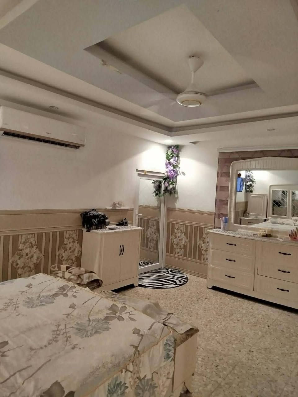 🏠 عرض جديد وحصري | من مكتب المسار للوساطة العقارية 

​يتوفر لدينا بيت للبيع بمواصفات ممتازة:

​📍 الموقع: [الحلة /الاكرمين /قرب الكراج الموحد  ]
📐 المساحة: [٢٠٠متر مربع]
📐 الواجهة والنزال: [واجهة ١٠ متر × نزال ٢٠ متر]
📜 جنس العقار: [طابو ملك صرف ]
​🛠️ تفاصيل ومواصفات البناء:
​عدد الطوابق: [طابقين]
​يحتوي على غرفتين نوم احد الغرف سويت  
حديقه وكراج 
​حالة البناء: [بناء حديث ]

السعر ٢٠٠ مليون 

​📲 للاستفسار والتواصل:
📞 رقم الهاتف: ***********
📞 رقم الهاتف: ***********
​📩 أو مراسلتنا مباشرة عبر رسائل الصفحة واتساب 
​✨ مكتب المسار للوساطة العقارية – خيارك الأسرع والأضمن للبيع والشراء.

