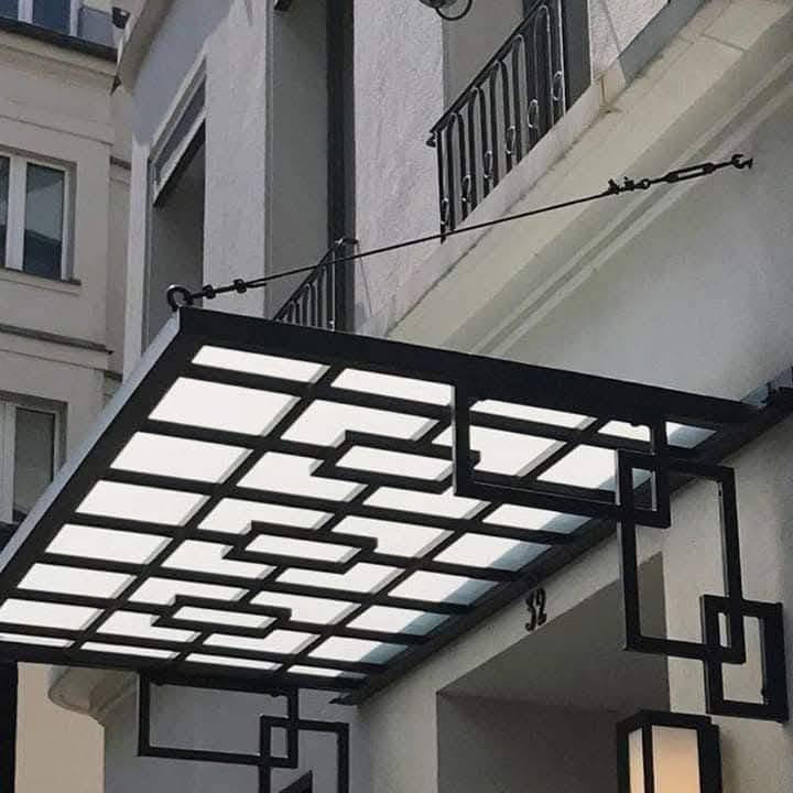 حدادة الصادق لعمل جميع أنواع المسقفات والكيسبان و السندويج بنل وتغليف المناور بمادة المزجج والقواطع الداخلية والخارجيه وعمل الابواب والشبابيك والمحجرات داخل بغداد فقط  الاتصال واتساب ***********
