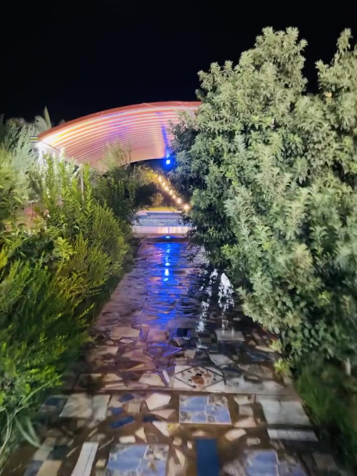 مزرعة ساندي بيل الترفهيه للايجار
تحتوي على 
بيت مؤثث كامل 2 غرف نوم🎪🏡🏠
صالة كبيرة🏠
مطبخ جاهز مع الأواني 
مسبح كبير 🛝🌊
مسبح صغير الأطفال 🏖  
حديقه  🏕
مكان للشواء 🔥🔥🔥
يتوفر كهرباء على مدار24ساعه 🚥🚥
كراج للسيارات 🚙🛻
ألعاب 
بليارد 🎱 
فيشة 🎖
الاتاجير نهاري وليلي ويوجد مبيت 🌕☀️🌛🌛
المكان صلاح الدين. قضاء بلد 
للحجز الأتصال 
***********
 متوفر واتساب ايضا
