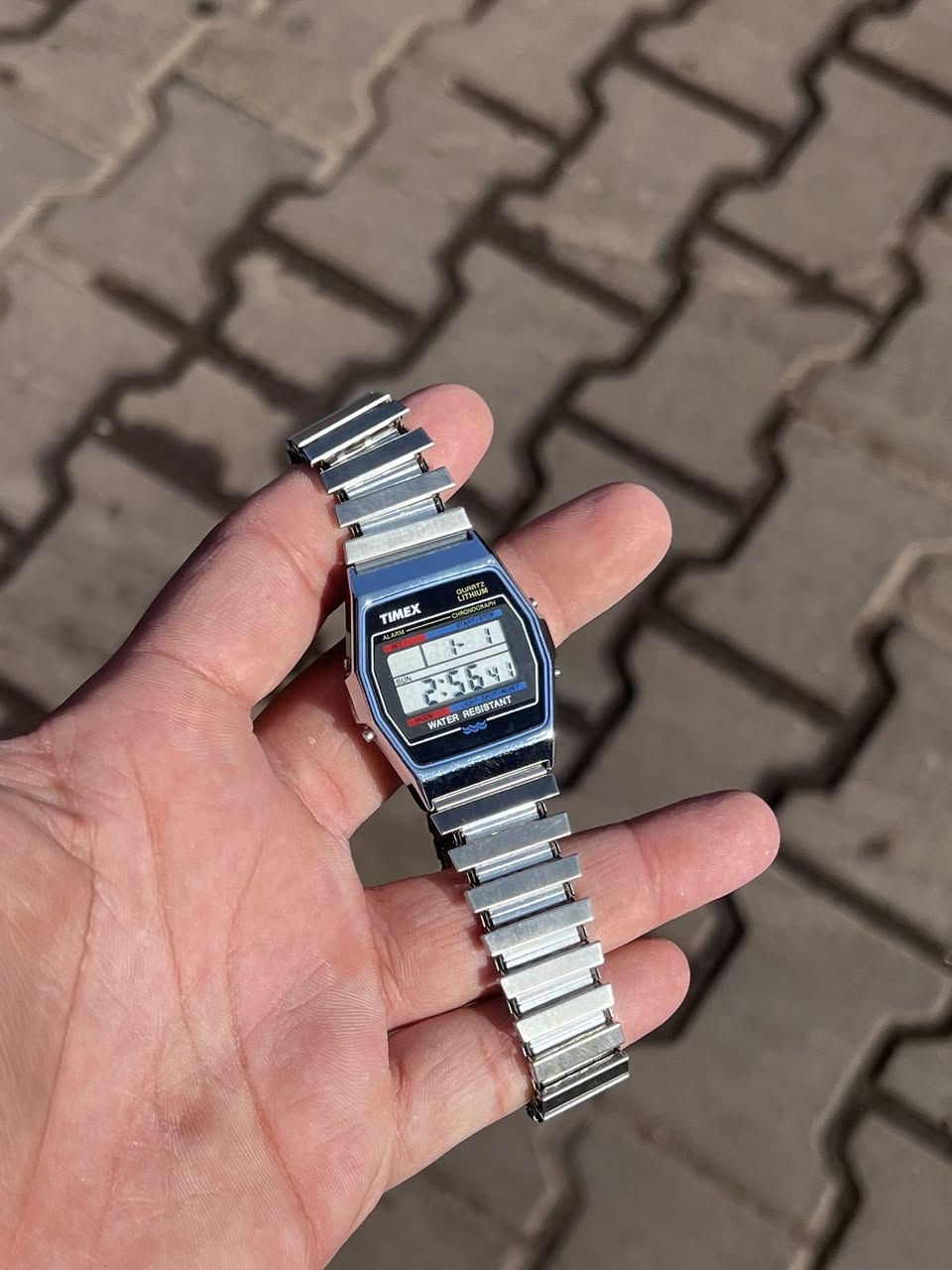 🛑 مـزاد مزاد مزاد مزاد 🛑
على أيقونة التسعينيات.. ساعة Timex Quartz Lithium الأصلية ✨
لعشاق الأناقة الكلاسيكية والقطع النادرة، نفتح المزاد على هذه التحفة الفنية من ماركة تايمكس (Timex) العريقة. ساعة تجمع بين الهيبة والعملية بتصميم ريترو (Retro) يخطف الأنظار.
🔍 تفاصيل القطعة: نضافة99%
• الموديل: Timex Quartz Lithium (إصدار قديم ونادر).
• الحالة: نظيفة جداً تعمل بكفاءة عالية (الشاشة واضحة، المنبه، والتوقيت).
• الهيكل: ستانلس ستيل بالكامل، مقاومة للصدأ وبملمس فخم.
• المميزات: كرونوغراف، إضاءة، وتصميم نحيف يناسب كل الأوقات.

***********
