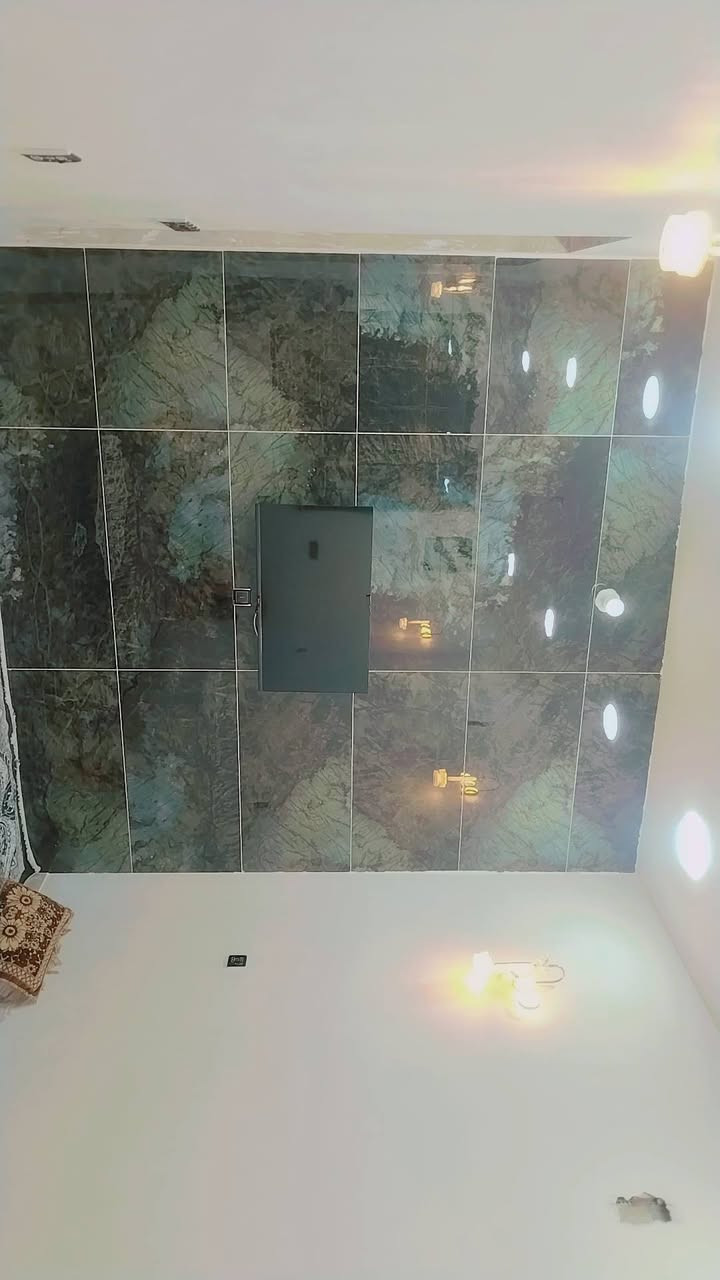 80 متر أمامي بناء فول مواصفات درج اولى بناء 2026  الشعلة قطاع الخامس فرع مطعم الحجي خامس بيت عن الشارع العام لاستفسار الاتصال ***********
