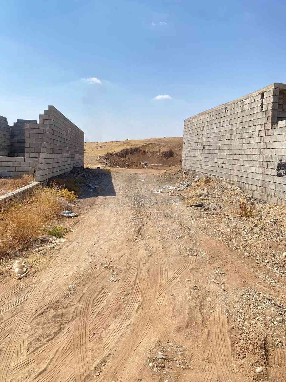 السلام عليكم 
قطعه ارض ركن للبيع المساحه(١٦٠)متر 
موقع حي تنك خلف تانكي الماء الوره المحكه
***********
