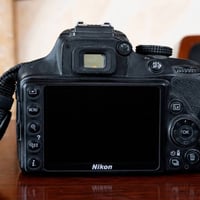 Nikon D3400 • عدسة 18-55 • بطارية تعبانة