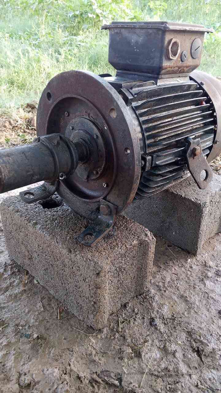 السلام عليكم
ماطور كهربائي 15 حصان ضغط عالي 

3000 دوره شغال نضيف جدا سعر 450

تواصل ***********
