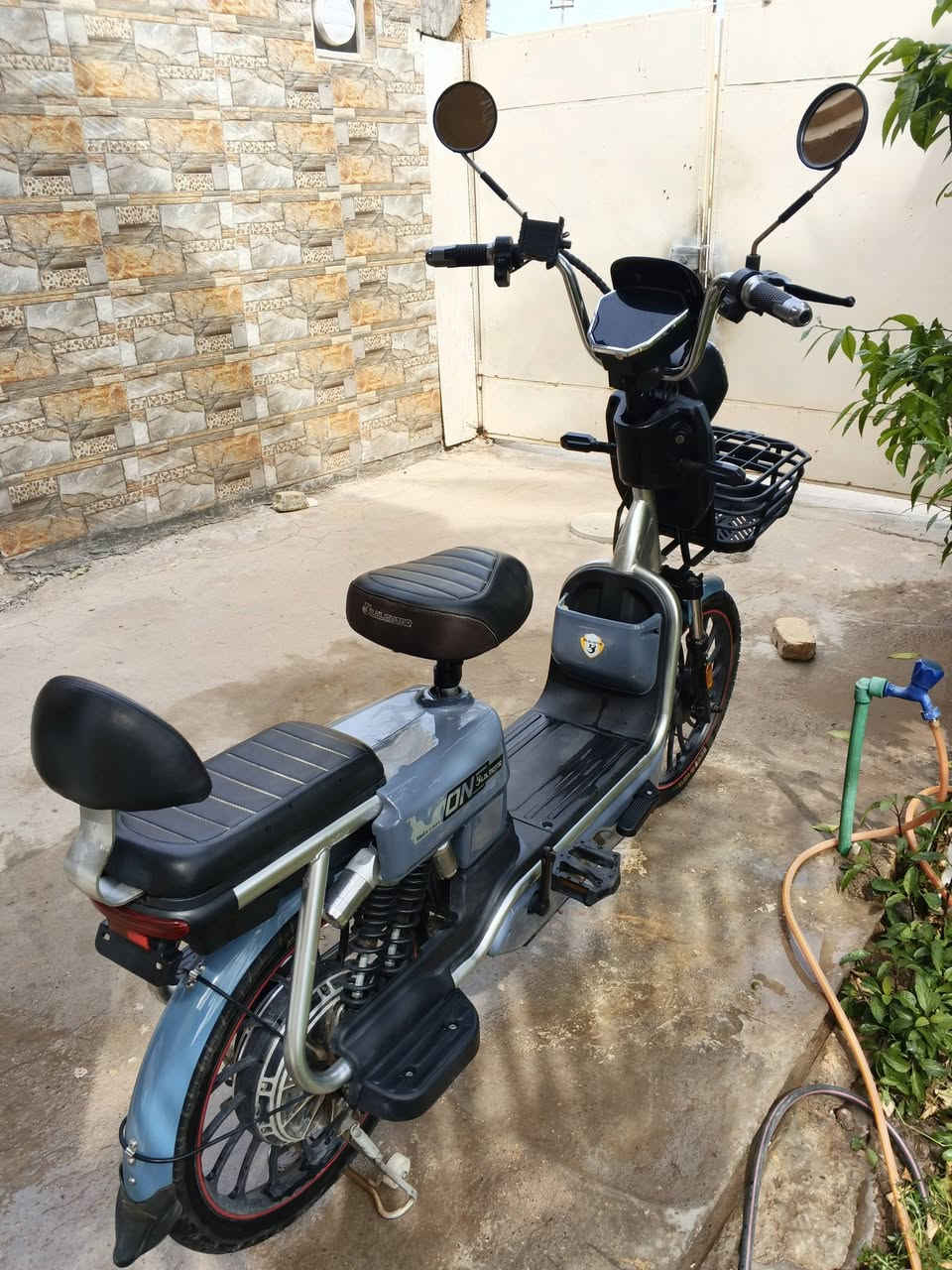 السلام عليكم دراجه شحن نضيفه جدا للبيع ام 5 بطاريات الحجم الكبير للبيع السعر 400000 وبيها مجالل للشراي جاهز عالبلاد ***********
