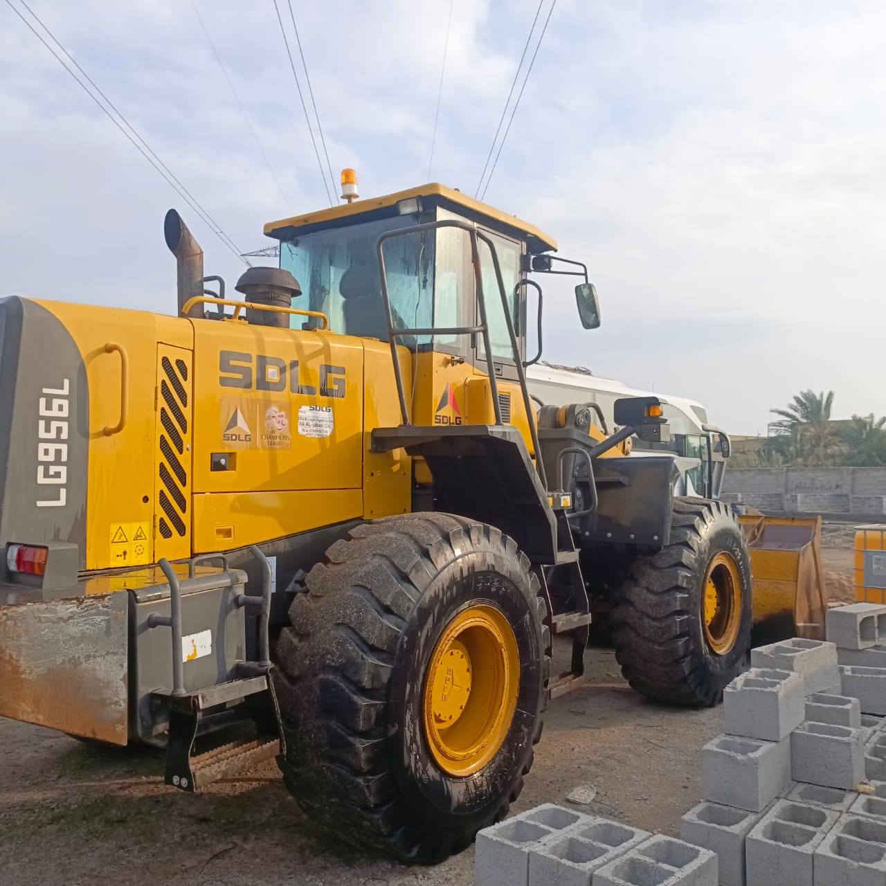 السلام عليكم للبيع شفل صيني حجم 56 شركه درب البحار موديل 2015 مكينه جديده بمعنئ الكلمه المكان العماره للاستفسار اتصل علئ الرقم ***********
