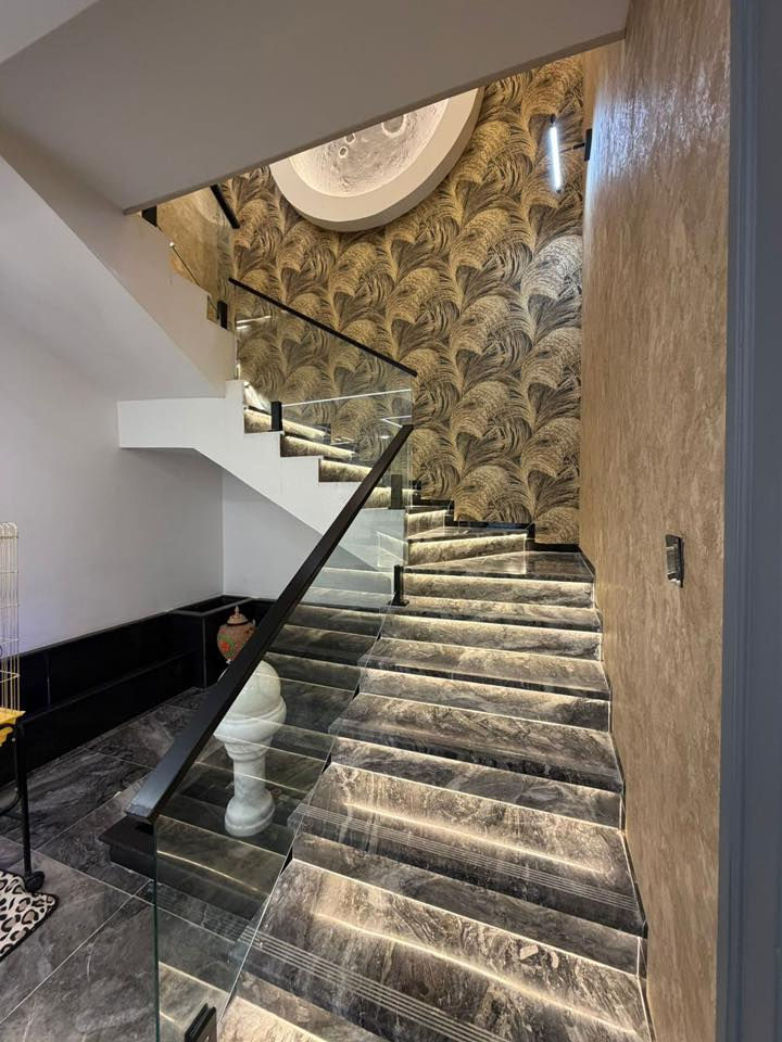 منزل للبيع في هيوا ستي طابو صرف
بيت فخمى راقي وموقع مميز ركن 
 وتفاصيل مختلفة عن كل بيوت 
ديكورات و جمال داخل هاذا البيت روعة 
العنوان طريق كوية مقابل مجمع فلوريا ستي  
  بناء ملكي 
مساحة 198متر طابقين 
تنباع ويا الاثاث وبدون اثاث 
يتكون من 
5 غرفه نوم 
و استقبال 
هول داخلي 
مطبخ حار وبارد
كراج + حديقة

للتفاصيل اكثر اتواصل:
***********
واتساب
