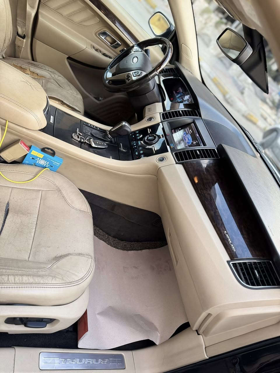 نزلت السعر 132 ورقه
فورد تورس 2013 خليجي لمتد اعلى مواصفات بدون صبغ بيه تعديل بارد بالجاملغ الأمامي
وبيه طخه بعدني ما مصلحه بالجاملغ الخلفي جهة 
السائق 
مكينه بيه ضمان سنتين من شركة ياسا 
كير مبدله  هايدروليك هم داخل الشركة
نقص صدر فقط الباقي غير هذا ما بيه مصرف السياره 
***********
